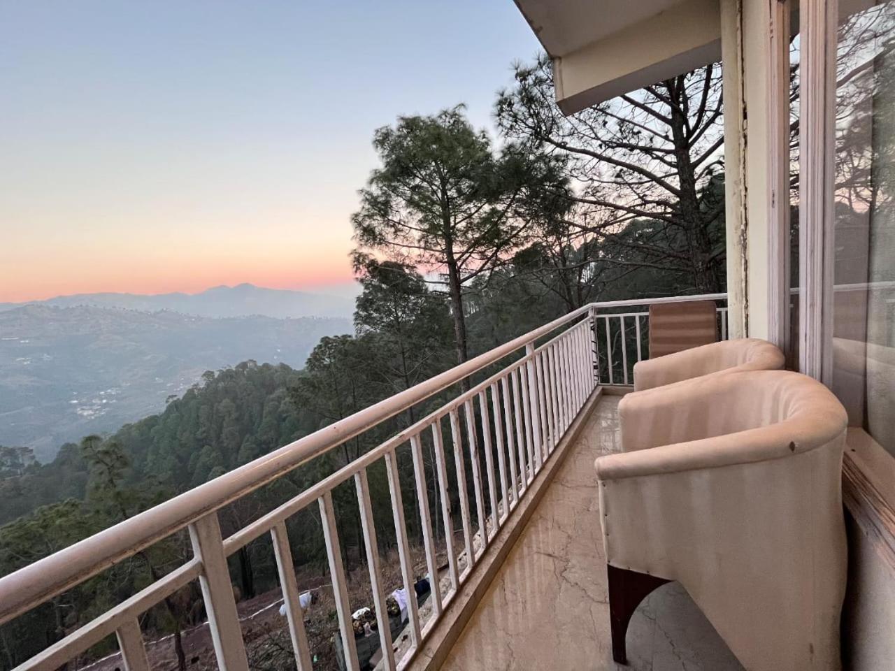 Hotel Tribe View - Away From City Hustle !! Top Rated & Most Awarded Property !! A Peaceful Stay Kasauli Zewnętrze zdjęcie